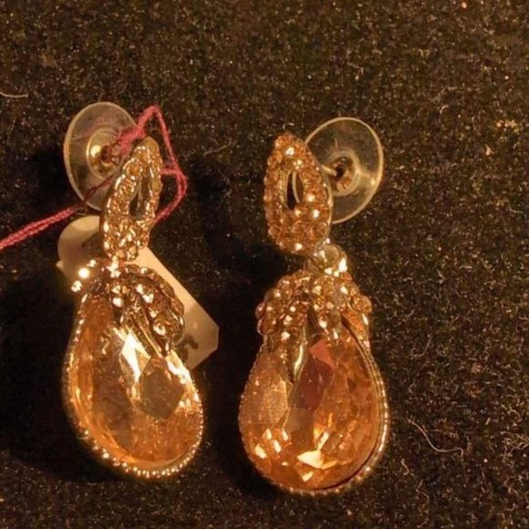 Jewelry - BNIB Vintage Silver and Champagne Colored Tear Drop Stones Earrings